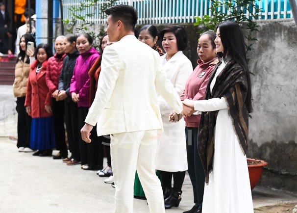 Anh trai của Chu Thanh Huyền: “Bố mẹ, họ hàng nhà mình ai quý Quang Hải, không phải vì em ấy nổi tiếng mà thích ở cách đối nhân xử thế, đến nhà chơi thấy có việc là xắn tay áo vào làm, không ngại gì cả”