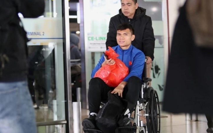 Đội tuyển Việt Nam thua ê chề nên về nước không ai đón, có 1 cầu thủ phải ngồi xe lăn rơm rớm nước mắt vì tủi thân