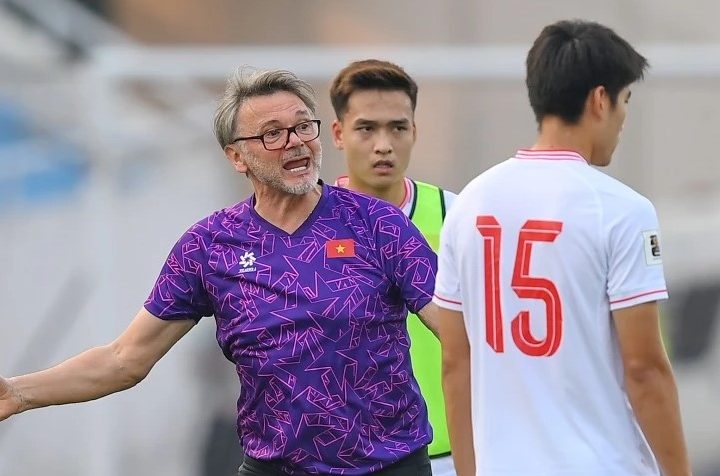 HLV Troussier: ‘Cầu thủ Việt Nam thiếu sự dũng cảm, đá thua không dám đứng ra nhận lỗi’