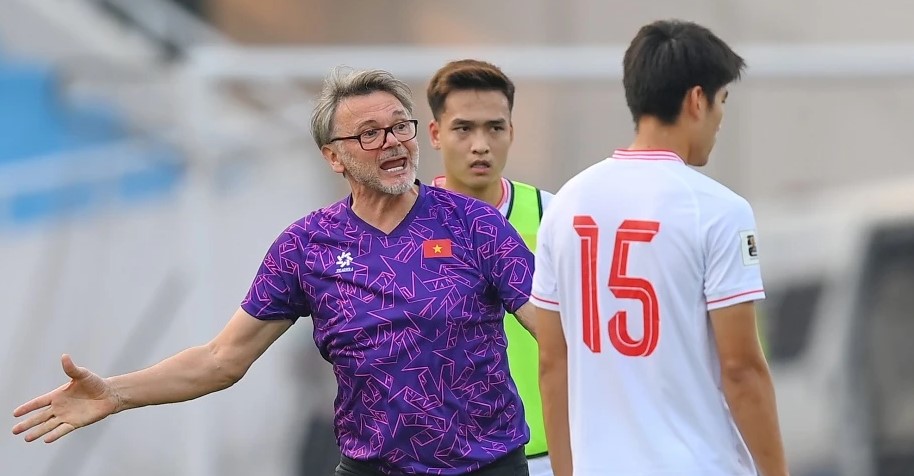 HLV Troussier: ‘Cầu thủ Việt Nam thiếu sự dũng cảm, đá thua không dám đứng ra nhận lỗi’