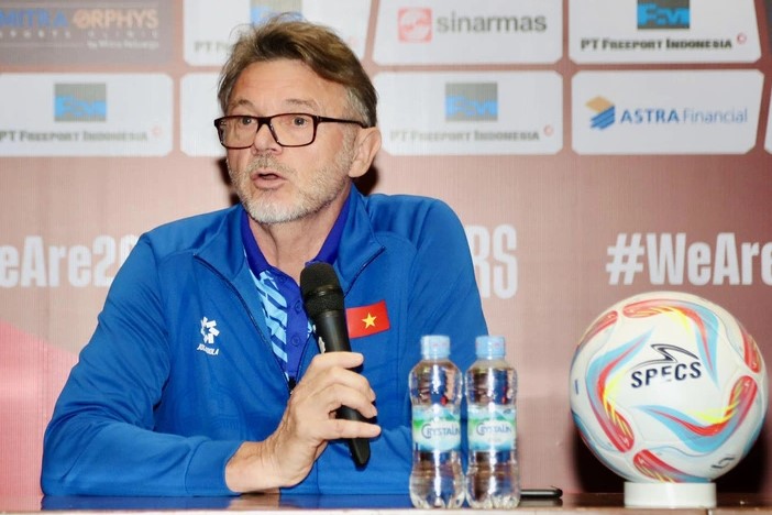 HLV Troussier: ‘80% người hâm mộ mong tôi bị sa thải, họ không theo dõi quá trình mà chỉ chờ kết quả rồi muốn VFF đuổi tôi’